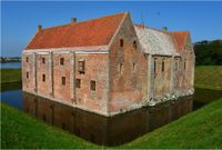 Die Burg von der Wallanlage. Die Latrinenkan&auml;le sind gut zu erkennen.