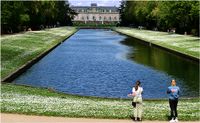 Der Spiegelweiher mit Blick auf das Schlosshauptgeb&auml;ude