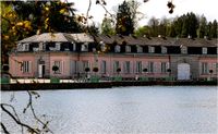 Schlossweiher mit dem Hauptgeb&auml;ude