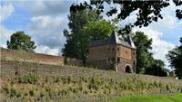 Stadtmauer mit einem Teil der Burg Friedestrom