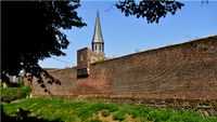 Westliche Stadtmauer mit Kirchturmspitze St. Martinus